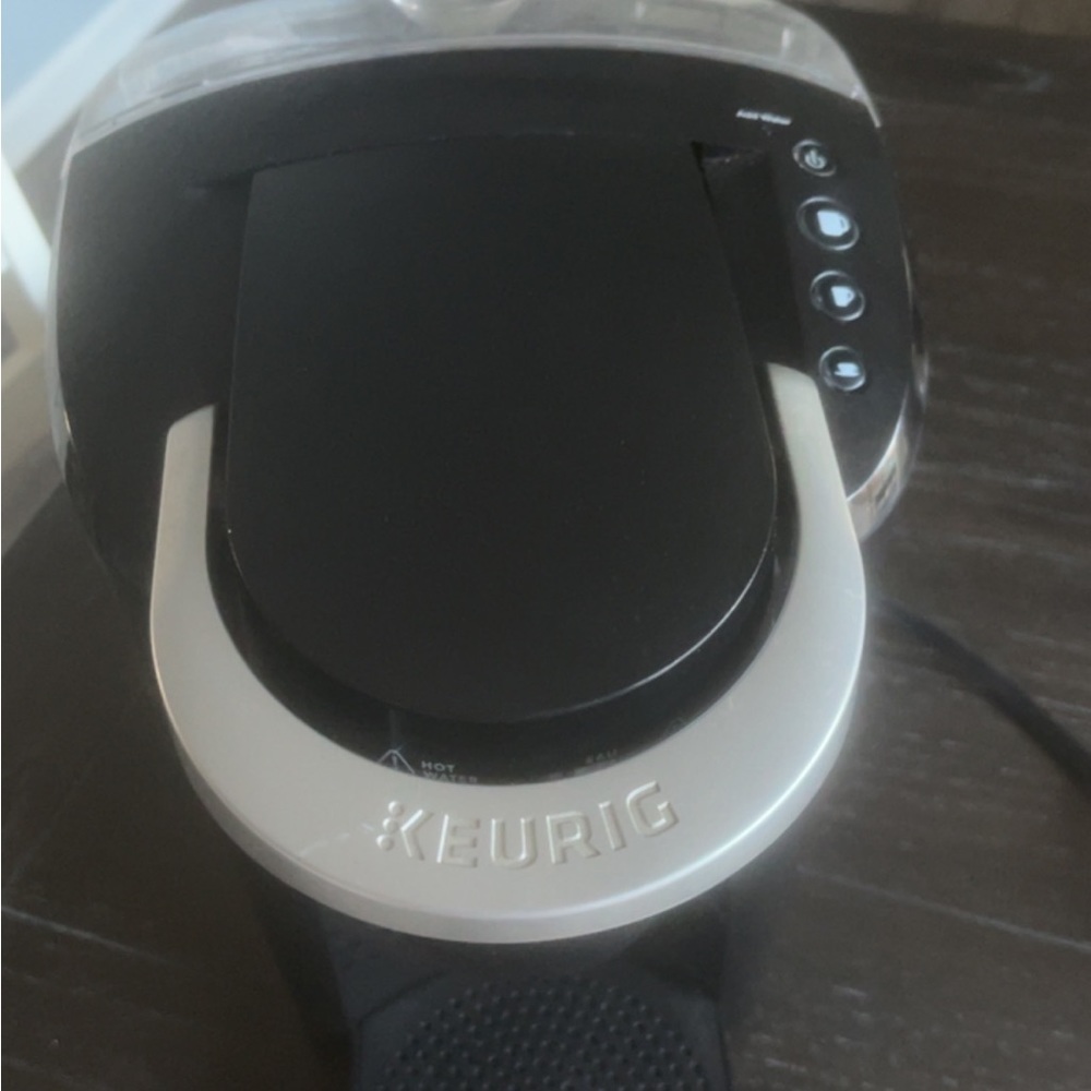 Keurig single serve k-pod coffee maker.